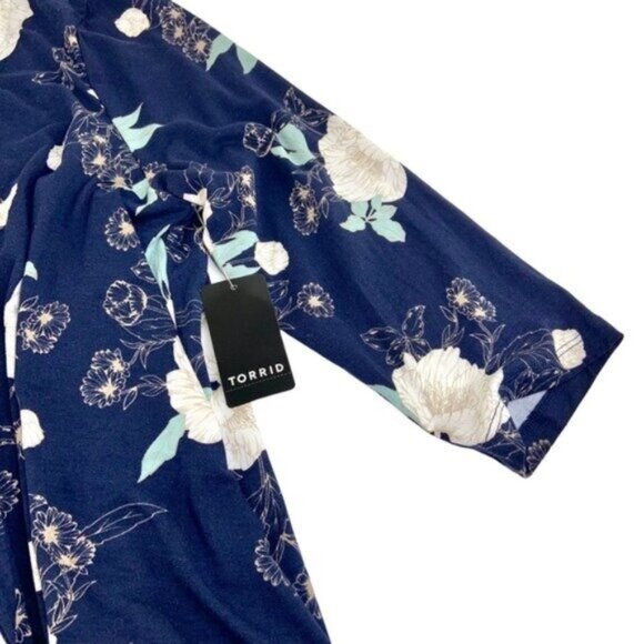 NWT Torrid Super Soft Floral Open Front Hilow Cardigan in Navy Blue - Picture 4 of 6
